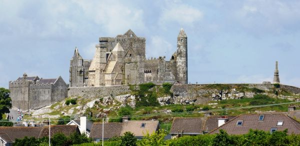 Huidige ruïnes van St-Patrick's Rock te Cashel, Ierland