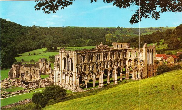 Huidige abdijruïne van Rielvaux, Engeland. Overgenomen uit brochure