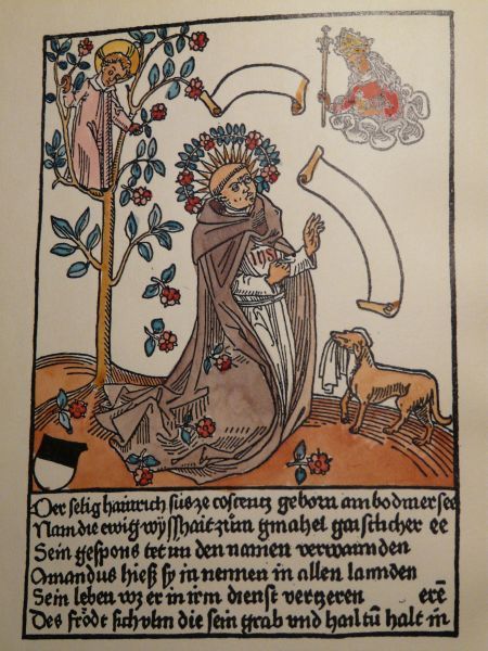 Heinrich met Kind Jezus, hond en voetmat. De afbeelding is ontleend aan een visioen van Elisabeth Stagel (+ 1360; feest 30 mei). Zij zag hoe het Kind Jezus in een rozenstruik stond en rozen uitstrooide over Henricus. De rozen waren een aanduiding van het vele lijden dat hem te wachten stond. De hond met de voetmat in zijn bek gaat terug op een gebeurtenis uit het leven van Henricus zelf. Toen hij treurig was bij de gedavjte aan het leed dat hem allemaal te wachten stond, werd hij door een innerlijke stem gemaand naar buiten te kijken. Daar zag hij in de kloostergang een hond met een voetmat in de bek, die hij nu eens omhoog dan weer omlaag smeet. De stem zei: 'Zo zul ook jij heen en weer gesmeten worden doorje medebroeders... Bereid je erop voor het te verdragen.'
