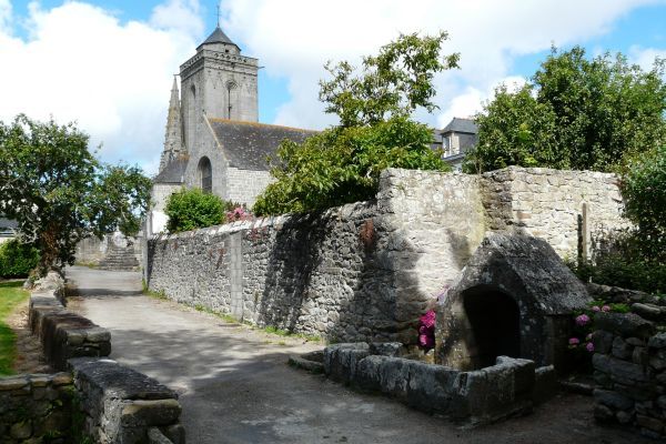 Op de achtergrond de majestueuze kapel van Saint Tujen met op de voorgrond zijn Fontaine.