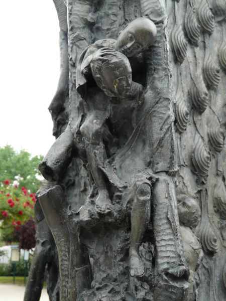 Tegenover de kerk van St-Julien-le-Pauvre in Parijs, gewijd aan Julianus de Herbergzame, ligt sinds 1995 een grote fontein van de beeldhouwer Jean Clos. Hier komt Sint Julianus uit chaos te voorschijn, terwijl hij een pelgrim op zijn schouders draagt.