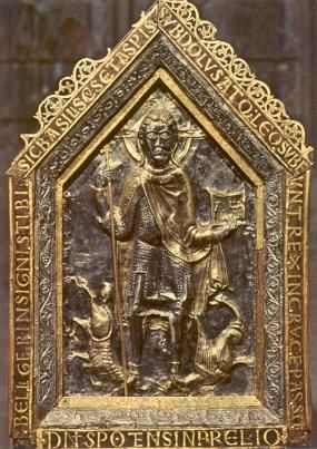 Christus in wapenrusting met kruisstaf en boek als overwinnaar over fabeldieren.