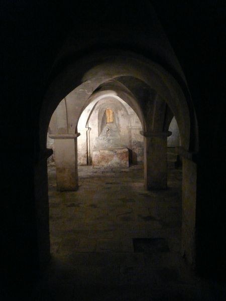 Crypte onder de kerk waar Hadelinus eertijds was bijgezet.