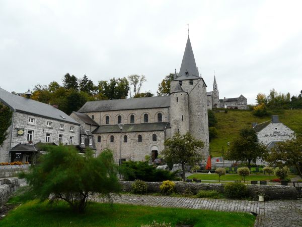 Kerk gebouwd op het graf van St Hadelin.