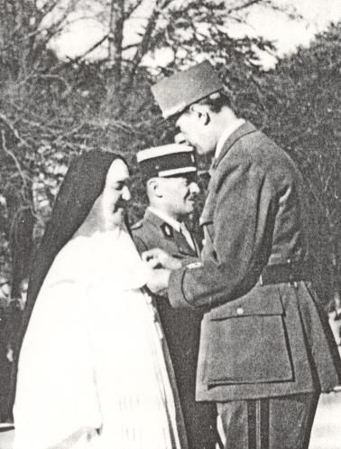 22 juli 1945 Generaal De Gaulle speldt Mère Yvonne te Vannes de eretekenen van het 'Légion d'Honneur op.