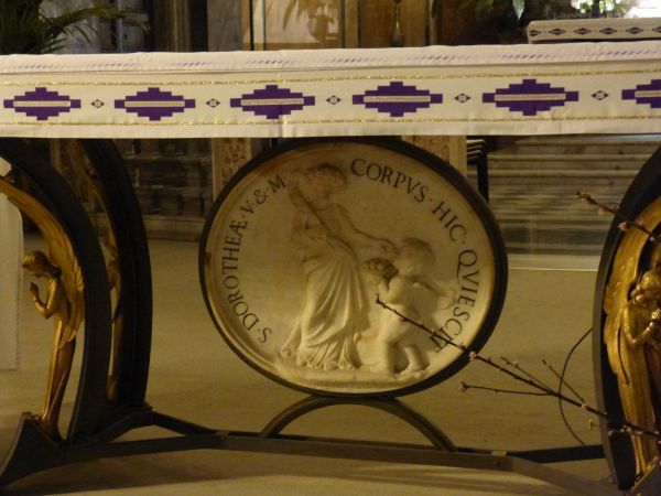 Herdenkingsplaat onder altaar:. 'Hier rust het lichaam van Sint Dorothea, maagd en martelares.'