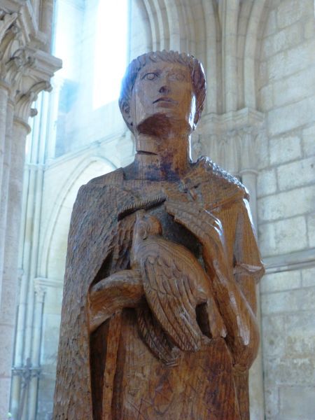 Sint Victor met vredesduif van de Heilige Geest. Ca 1980(?), houtsculptuur