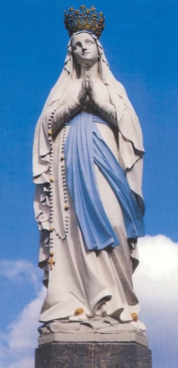 Omslag Mariakalender 2000 Mariabeeld gemaakt in 1864 op aanwijzing van Bernadette. Op 3 juli 1876 wordt het beeld pelchtig gekroond tot 'Notre Dame de Lourdes'.