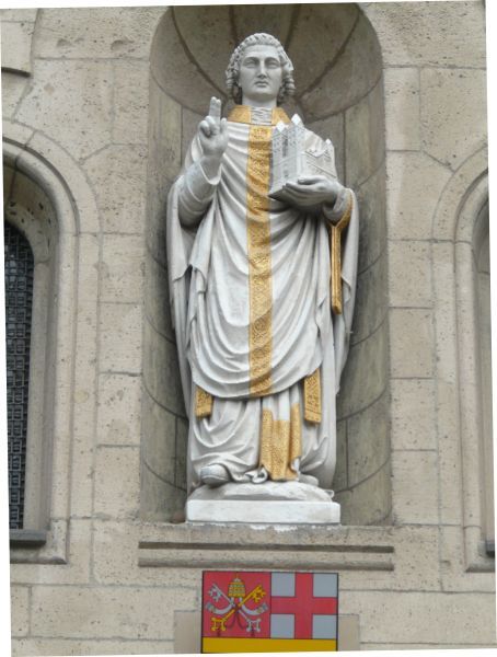 Beeld van de patroonheilige van de St-Kastorkerk boven de ingang.