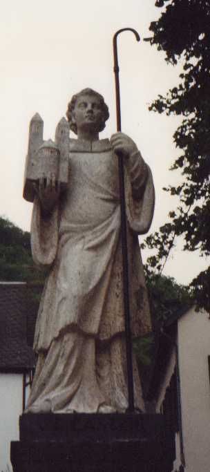 Castor van Karden, standbeeld met fontein, Karden.