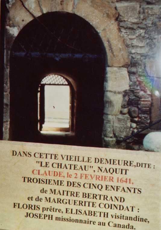 Lichtplaat. Frankrijk, Bourgondië,Paray-le-Monial, herinneringskapel. Claudes geboortehuis.