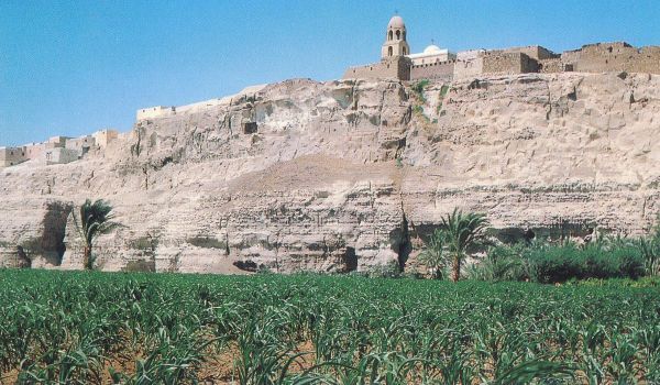Gebel-el-Tair. Herinneringskerk aan bezoek Heilige Familie hoog boven Nijlniveau Egypte