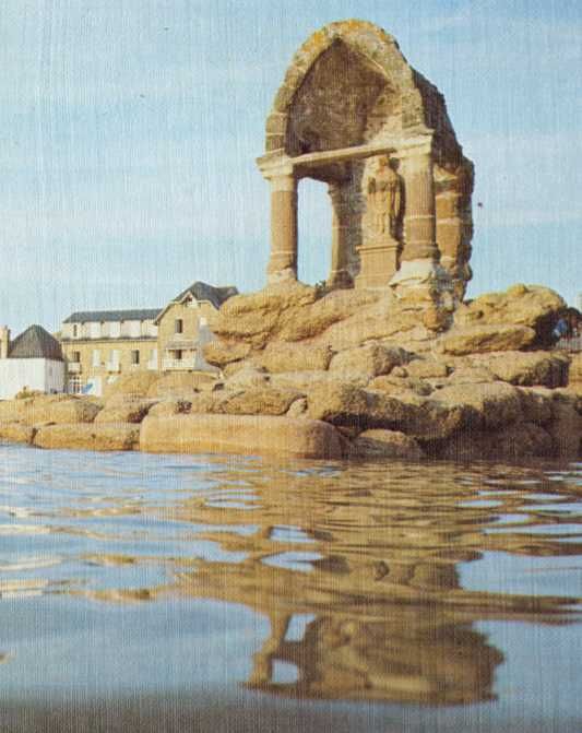 Prentbriefkaart met opdruk: 'Le nez de Saint Guirec et les jeunes filles a marier' [De neus van de heilige Guirec en de huwbare meisjes].