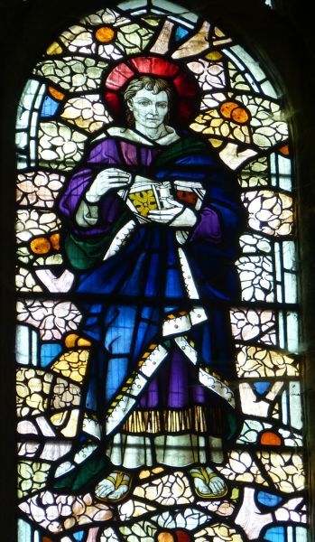 Sint Elwyn wordt afgebeeld met boeken. (waarschijnlijk bijbelboeken waaruit hij wilde preken).