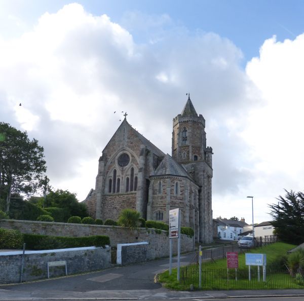 Kerk van St-Elwyn te Hayle, Cornwall, Engeland. gebouwd rond 1900. Op het rode bord staat te lezen: 'Parish Church of St Elwyn the Martyr, Hayle'