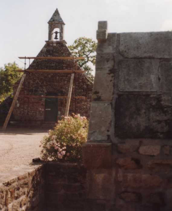 Bron en kapel Sint Aubin. Frankrijk, Bretagne, Kervin-Sainte-Brigitte (Crac'h).