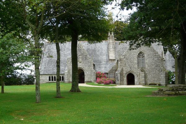 Kapel St-Jaoua, infobord: Jaoua is een van de 800 'heilige Bretonners' die in de 5e en 6e eeuw van Armorica Klein-Brittannië (= Bretagne) hebben gemaakt door het te bezaaien met 'plous' (parochies) en 'lanns' (kloostertjes). Jaoua was een van de veertien gezellen van Pol Aurélien. Hij kreeg de bijnaam 'kluizenaar' want hij koos altijd de meest onbegaanbare en mooie plekjes uit om er zijn hut te bouwen. Zo kreeg hij te maken met een wilde os die elke dag zijn 'locheen' kwam vernielen. Volgens de overlevering stichtte hij in Plouvien twee kloostertjes: een op de plek van het huidige 'Saint-Jaoua' en het andere op een plek in de buurt die nog altijd 'Minihi' heet (= klooster met asielrecht). Tegen het einde van zijn leven kwam hij Pol Aurélien te hulp bij zijn taak als bisschop.