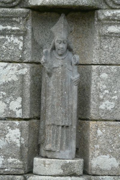 ± 1980(?), steensculptuur. Frankrijk, Bretagne, Finistère, Plouvien, Chap. St-Jaoua, bron.