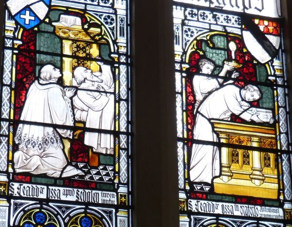 Links: De stervende Henry Hodgetts haalt voor de ogen van pater Anthony Turner s.j. de relieken te voorschijn uit de bovenbouw van zijn hemelbed; Rechts: relieken overgebracht naar de huiskapel van Astron Hall.