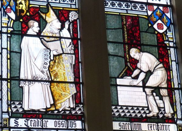 St Chad's relieken plechtig bijgezet en ingemetseld
