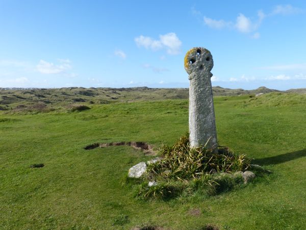 Eeuwenoud Keltisch kruis dat de plek markeert van St-Piran's Oratory in de duinen.