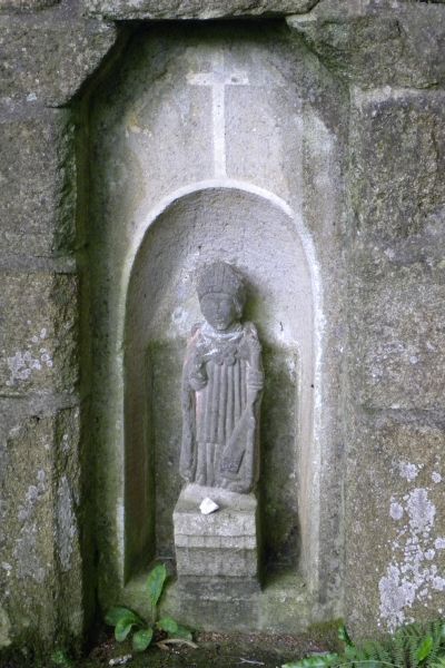 Beeldje bij een bron toegewijd aan St Sané. .