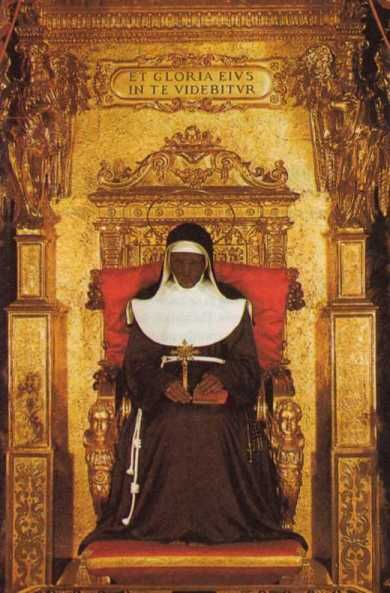 Catherina van Bolgna opgebaard op een troon.