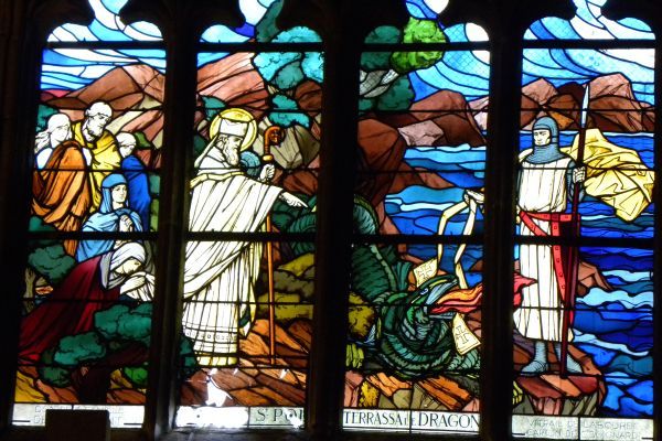 Sint Pol vernietigt draak. ± 1920(?), glasschilderkunst.