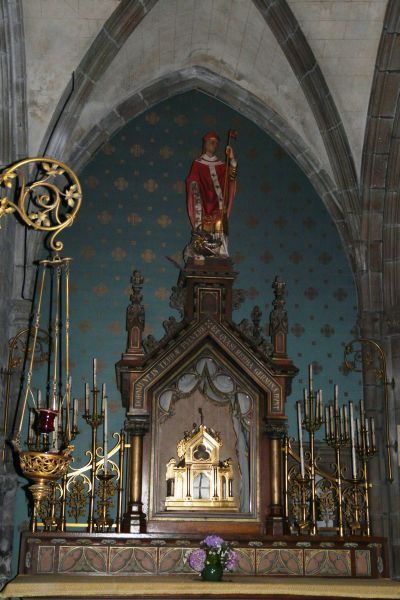 Zijaltaar van Sint Pol met (voormalige) reliekschrijn en beeld.