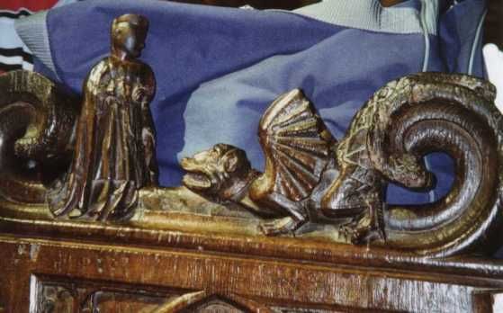 Houtreliëf. Sint Pol en de draak.