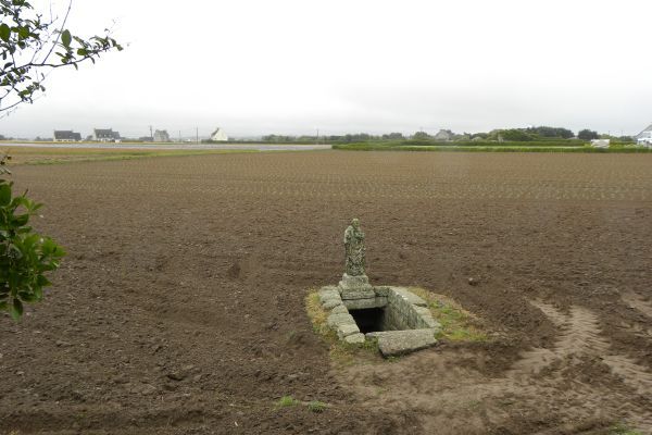 Aan St Egarec toegewijde bron met beeld.