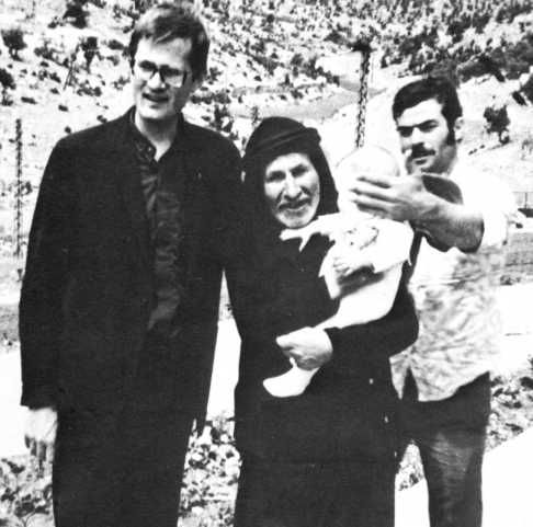 Nico Kluiters met drie generaties Libanese boeren.