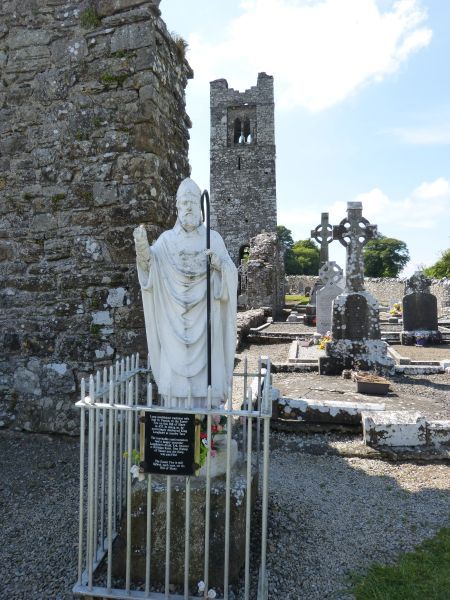 Op de heuvel te Slane, waar Sint Patrick het paasvuur ontstak, ontstond later een klooster, gesticht door Sint Erc; thans een ruïne. Sint Patrick is er afgebeeld. Hij zegent het Ierse land waar hij over uitkijkt. Het bijschrift luidt: 'Een eeuwenoude overlevering vertelt dat Sint Patrick in 433 [anderen menen 432] een Paasvuur ontstak op de heuvel van Slane. Daarmee overtrad hij ongewild een wet van koning Laoghaire in het nabijgelegen Tara. De onvermijdelijke confrontatie had een gelukkige afloop: Laoghaire's duïde Erk werd christen (later eerste bisschop van Slane) en de koning was tevreden gesteld.' Elk jaar wordt nog steeds een paasvuur ontstoken op de heuvel van Slane.