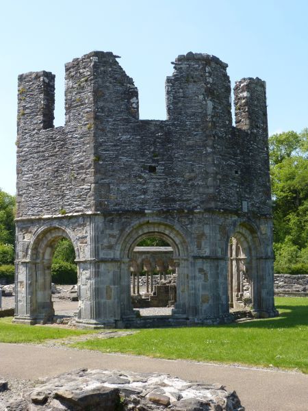 Ruïne van abdij Mellifont, County Louth, Ireland overblijfsel van de wasplaats voor de monniken (13e eeuw)