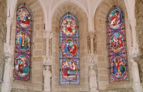 Glasschilderkunst. Sint Jozefkapel, interieur. Jozefcyclus; elk van de panelen volgt hieronder in detail. [De foto's van deze serie (zie ook de foto's verderop uit deze kerk) zijn van Br. Joseph Servol s.j.]