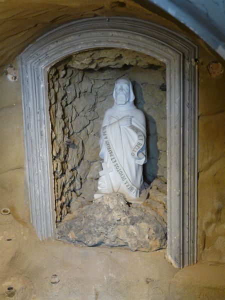 De crypte van de kerk van San Cono bevindt zich op de plek, waar Cono zijn kluizenaarsbestaan leidde. Zo zou men hem gevonden hebben op Goede Vrijdag 1236.