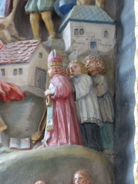 Later wordt op die plek een gedachteniskapel ingewijd door een bisschop met assistent; in het boek op de grond staat te lezen 'Ora pro nobis' (Bid voor ons!)