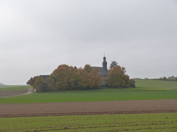 Mariabedevaartkerkje van Mendig, Eifel, Duitsland. Van binnen bevindt zich het altaaretabel van Genovefa.