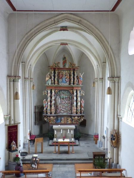 Interieur van het Mariabedevaartkerkje te Mendig, Eifel, Duitsland. In het koor het rijkbewerkte altaarretabel uit 1664.