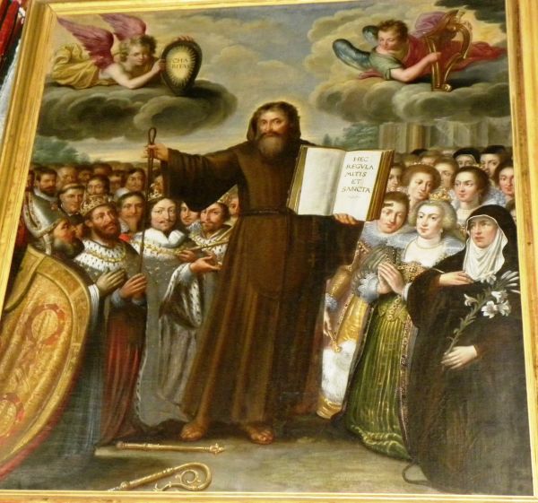 Franciscus temidden van de groten der aarde, terwijl hij zich tot de minsten rekende. In de linkerhand zijn regel ('Hec regula mitis et sancta': 'deze regel is mild en heilig'). Een engel (linksboven) draagt een spiegel met 'charitas' = 'liefde'.