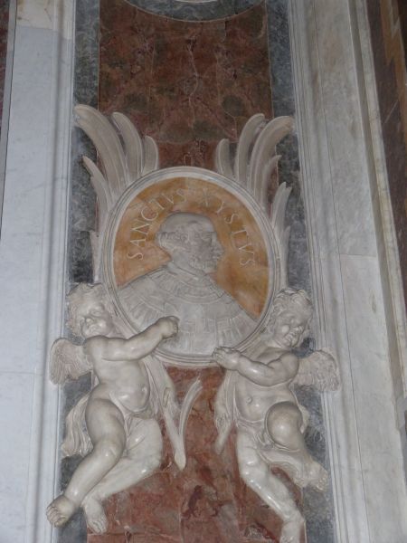 'Xystus', vergrieksing van Sixtus. Zoals afgebeeld in de gaanderij van heilige pausen.