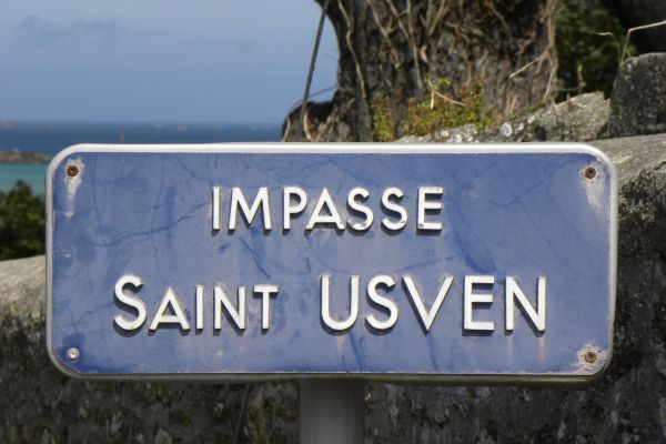 Straatnaambordje uit het Bretonse plaatsje Kersaint (Finistère aan de westkust even ten noorden van Brest). Usven is één van de varianten van Tudwen. Hij was één van de kinderen van de Welshe hoofdman Brychan (ook Brecknock).