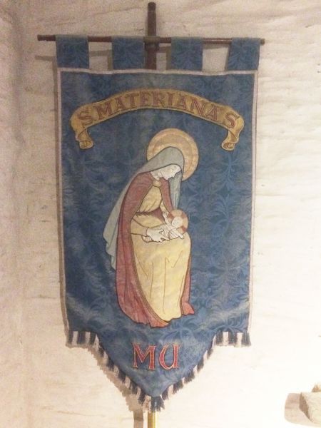 Hier houdt Madrun het Christuskind in haar armen, getuige de kruisnimbus om het hoofd van de baby. Vereenzelvigd met de Moeder Gods. Engeland. Cornwall, Tintagel, Materiana
