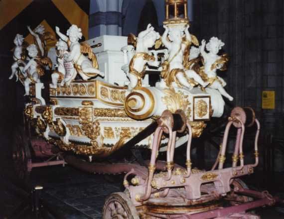 Praalwagen voor processie reliekhouder Sint Waltrudis.