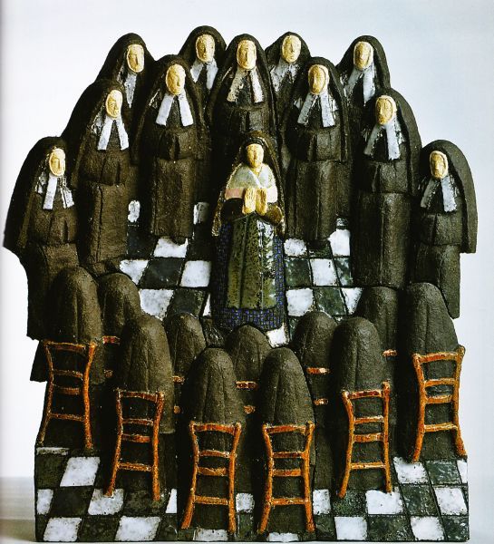 Zuster Marie-Bernard temidden van de communiteit van Nevers. Haar handen geven aan dat ze de nieuwsgierigheid van de zusters naar haar verhaal over de verschijningen op afstand wenst te houden.