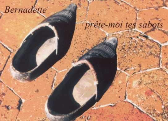 Prentbriefkaart. Achterop een gedicht van Marie-Louise Person, dat begint met: Bernadette, Pour mettre dans tes pas mes pas trop hésitants, Síl te plaît, Bernadette, prête-moi tes sabots.