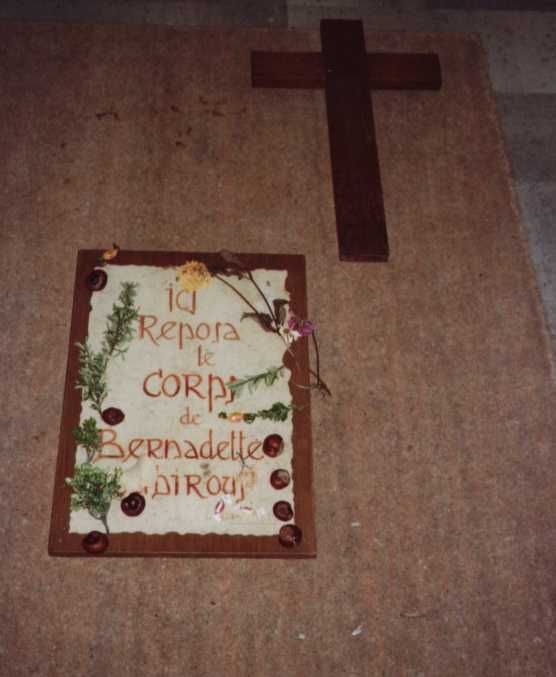 Kapel kloostertuin Couvent St-Gildard. Oorspronkelijke begraafplaats Bernadette.