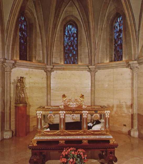 Kapel kloostertuin Couvent St-Gildard. Schrijn.