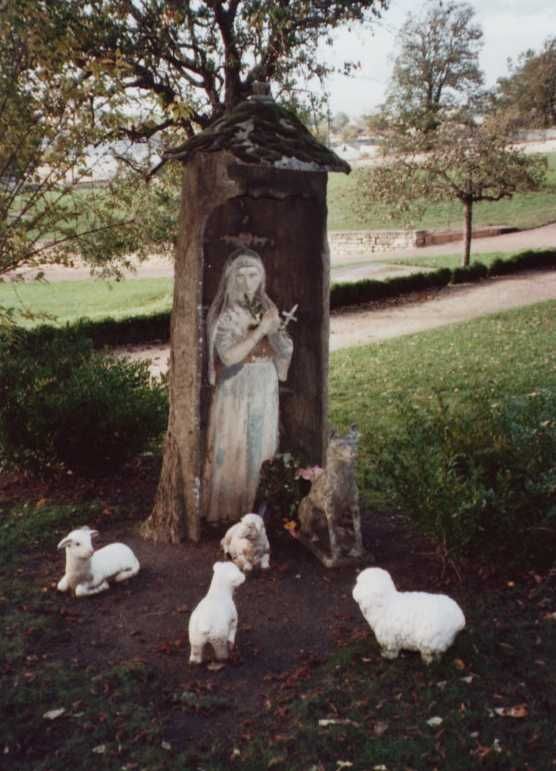 Kloostertuin Couvent St-Gildard. Bernadette als herderin tussen haar schaapjes.