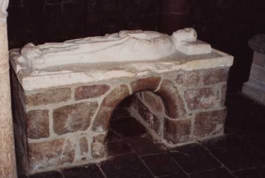 Grafmonument. Grafmonument Sint Gurloës met ruimte om onderdoor te kruipen of hoof in te steken ter verkrijging van genezing.